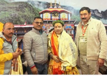 Sufi Singer Kailash Kher Visits Badrinath Temple, Offers Prayers