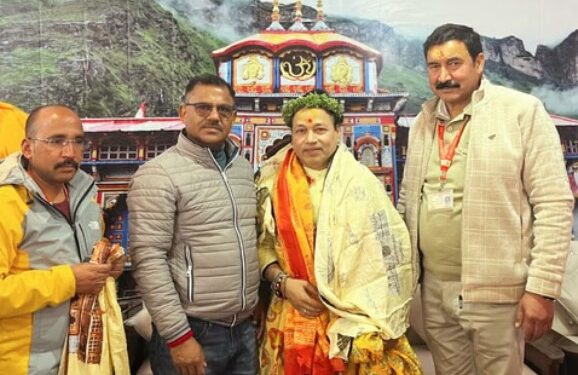Sufi Singer Kailash Kher Visits Badrinath Temple, Offers Prayers